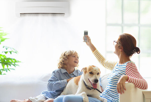 Klimaanlage wird von Frau bedient